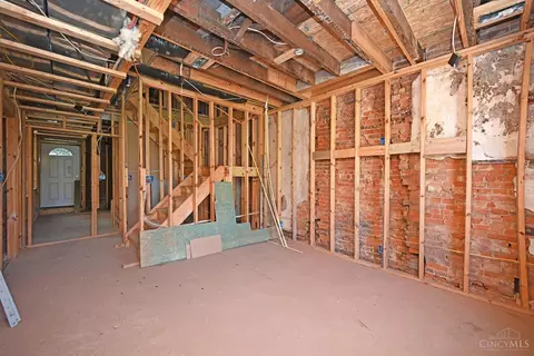 Entry Way - 38 Clifton Ave, Cincinnati, OH 45202 photo 3 of 6