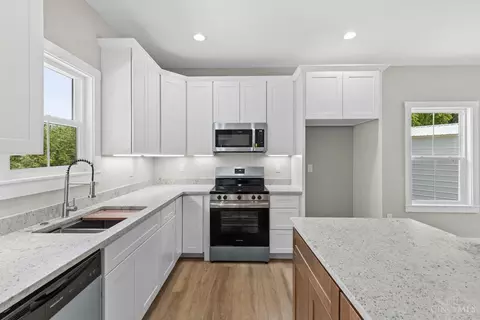 Kitchen - 988 Crab Tree Ct, Morrow, OH 45152 photo 5 of 5