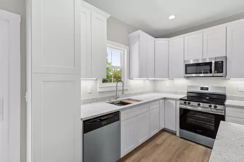 Kitchen - 988 Crab Tree Ct, Morrow, OH 45152 photo 4 of 5