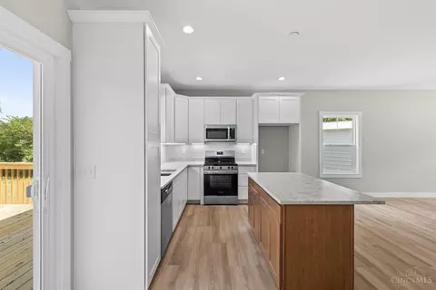 Kitchen - 988 Crab Tree Ct, Morrow, OH 45152 photo 3 of 5