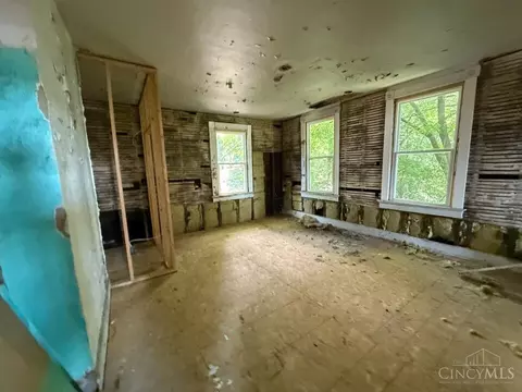Bedroom - 2450 River Rd, Cincinnati, OH 45204 photo 3 of 6
