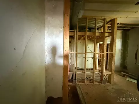 Entry Way - 2450 River Rd, Cincinnati, OH 45204 photo 1 of 6