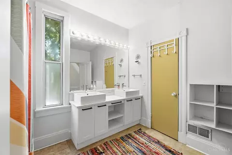 Bath - 413 Southview Ave, Cincinnati, OH 45219 photo 5 of 9