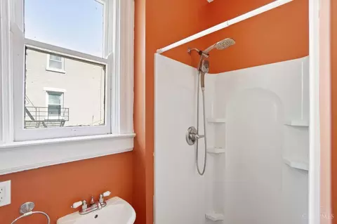 Bath - 413 Southview Ave, Cincinnati, OH 45219 photo 4 of 9