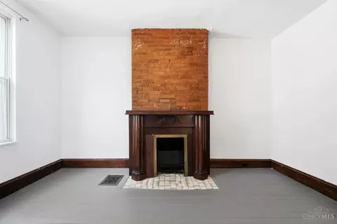 Living - 413 Southview Ave, Cincinnati, OH 45219 photo 2 of 4