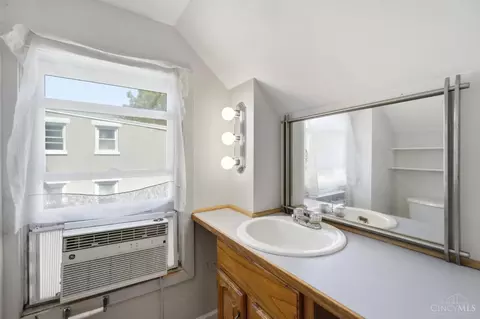 Bath - 413 Southview Ave, Cincinnati, OH 45219 photo 8 of 9