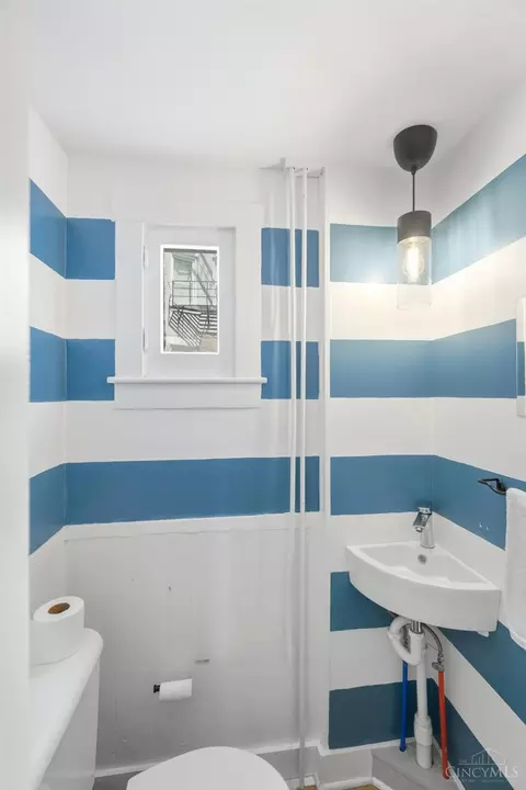 Bath - 413 Southview Ave, Cincinnati, OH 45219 photo 2 of 9
