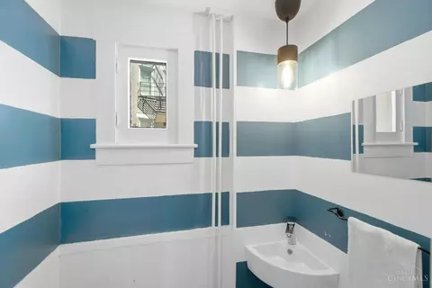 Bath - 413 Southview Ave, Cincinnati, OH 45219 photo 1 of 9