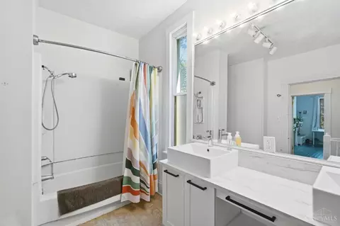 Bath - 413 Southview Ave, Cincinnati, OH 45219 photo 6 of 9