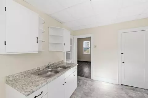 Entry Way - 1406 Beech Ave, Cincinnati, OH 45205 photo 1 of 2