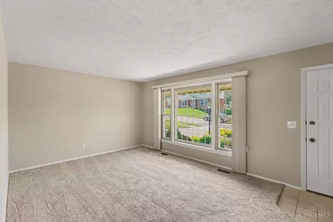 Living - 5494 Cleander Dr, Cincinnati, OH 45238 photo 3 of 4
