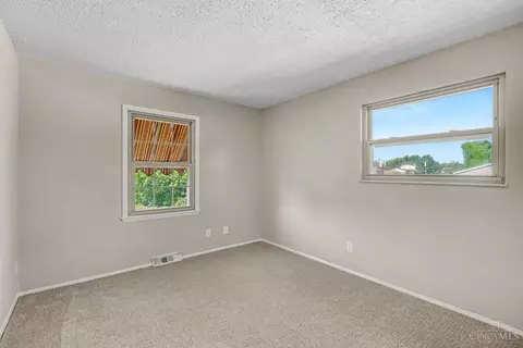 Bedroom - 5494 Cleander Dr, Cincinnati, OH 45238 photo 5 of 7