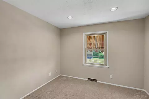 Bedroom - 5494 Cleander Dr, Cincinnati, OH 45238 photo 1 of 7