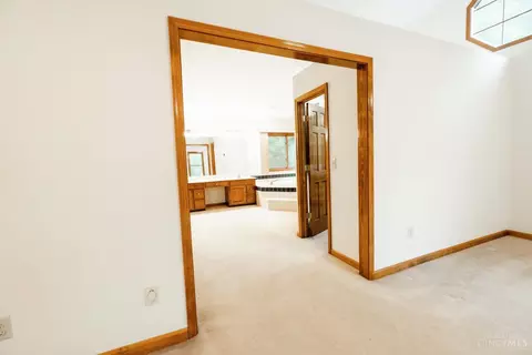 Entry Way - 3920 Nicklaus Ct, Cincinnati, OH 45245 photo 6 of 7