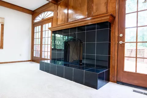 Living - 3920 Nicklaus Ct, Cincinnati, OH 45245 photo 4 of 11
