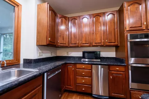 Kitchen - 3920 Nicklaus Ct, Cincinnati, OH 45245 photo 3 of 5