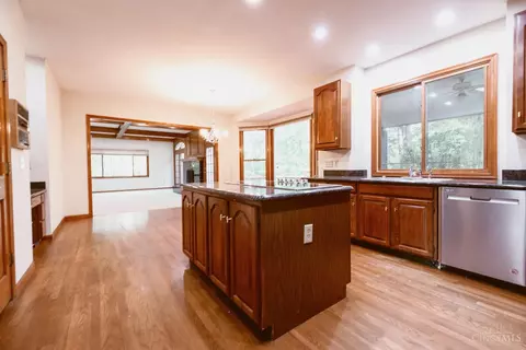 Kitchen - 3920 Nicklaus Ct, Cincinnati, OH 45245 photo 4 of 5