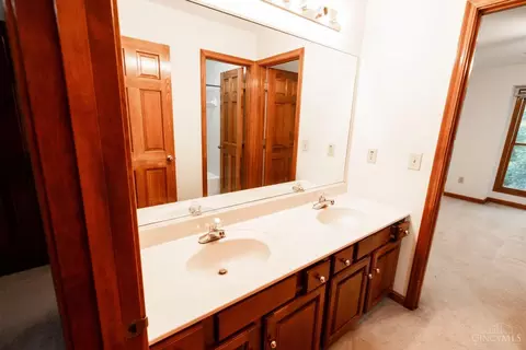 Bath - 3920 Nicklaus Ct, Cincinnati, OH 45245 photo 3 of 3