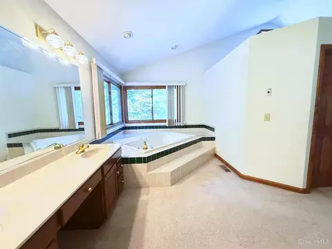 Bath - 3920 Nicklaus Ct, Cincinnati, OH 45245 photo 2 of 3