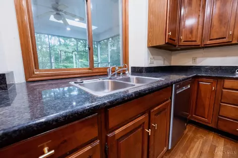 Kitchen - 3920 Nicklaus Ct, Cincinnati, OH 45245 photo 2 of 5