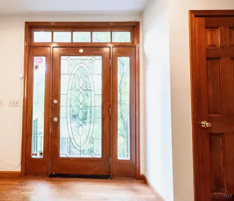 Entry Way - 3920 Nicklaus Ct, Cincinnati, OH 45245 photo 2 of 7