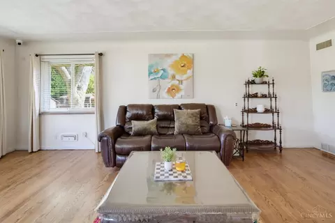 Living - 3712 Shroyer Rd, Kettering, OH 45429 photo 4 of 5