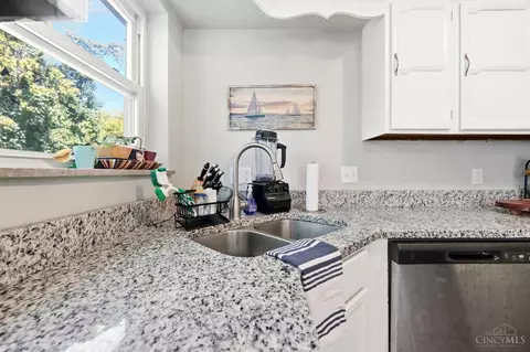 Kitchen - 1231 Thurnridge Dr, Reading, OH 45215 photo 7 of 8