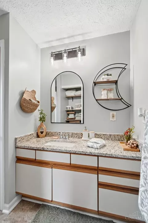 Bath - 7335 Derby Dr, Hamilton, OH 45011 photo 5 of 9