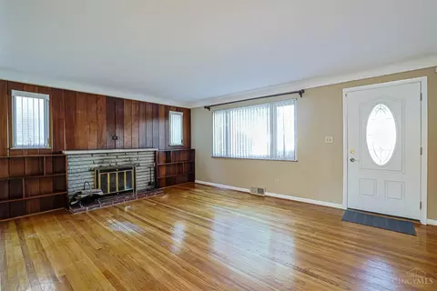 Living - 1190 Thurnridge Dr, Reading, OH 45215 photo 3 of 4