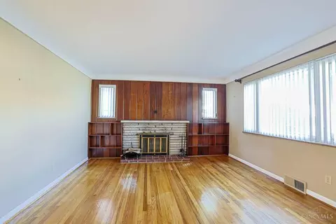 Living - 1190 Thurnridge Dr, Reading, OH 45215 photo 2 of 4