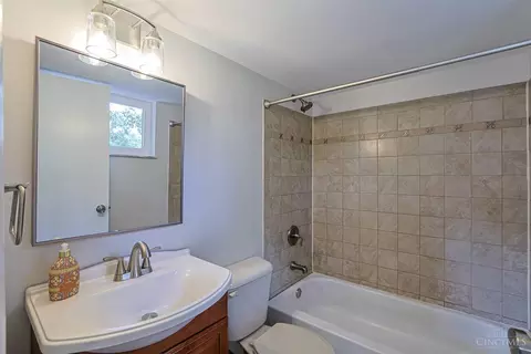 Bath - 2079 Arrowood Pl, Cincinnati, OH 45231 photo 1 of 2