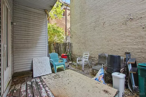 Exterior - 256 Warner St, Cincinnati, OH 45219 photo 4 of 5