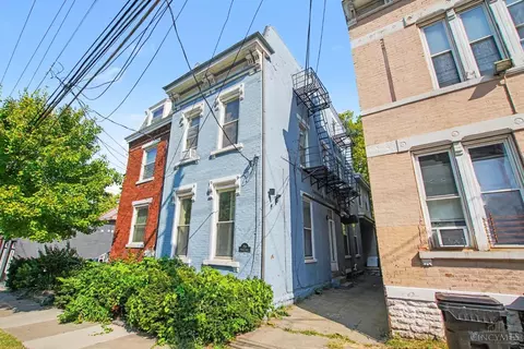 Exterior - 256 Warner St, Cincinnati, OH 45219 photo 2 of 5