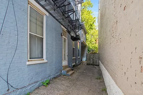 Exterior - 256 Warner St, Cincinnati, OH 45219 photo 3 of 5