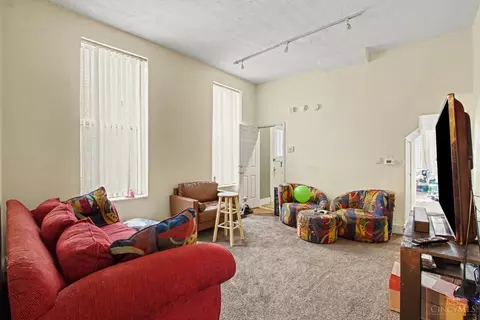 Living - 256 Warner St, Cincinnati, OH 45219 photo 2 of 3