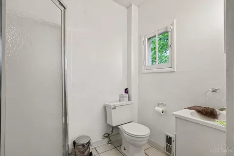 Bath - 256 Warner St, Cincinnati, OH 45219 photo 1 of 3