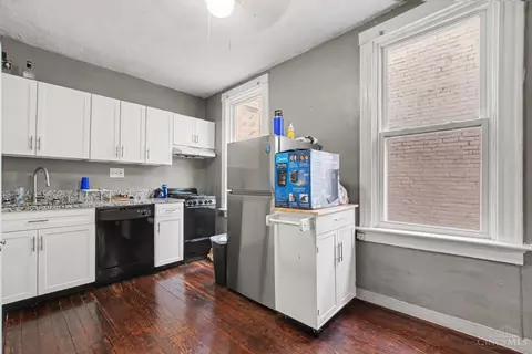 Kitchen - 256 Warner St, Cincinnati, OH 45219 photo 1 of 2