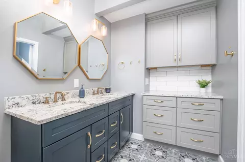 Bath - 1015 Cutter St, Cincinnati, OH 45203 photo 3 of 4