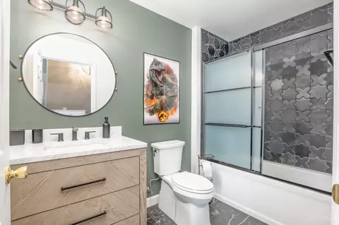 Bath - 1015 Cutter St, Cincinnati, OH 45203 photo 4 of 4