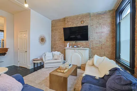 Living - 724 Main St, Cincinnati, OH 45202 photo 2 of 4