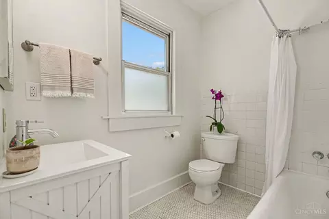 Bath - 527 Flatt Ter, Cincinnati, OH 45232 photo 1 of 2