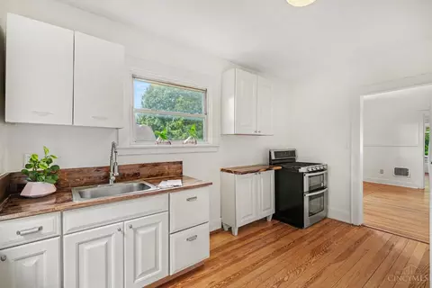 Kitchen - 527 Flatt Ter, Cincinnati, OH 45232 photo 3 of 3