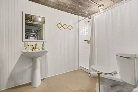 Bath - 527 Flatt Ter, Cincinnati, OH 45232 photo 2 of 2