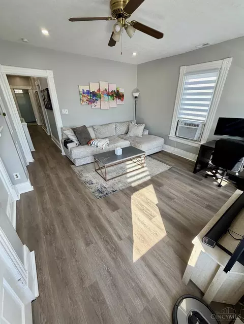 Living - 4368 Eastern Ave, Cincinnati, OH 45226 photo 3 of 5