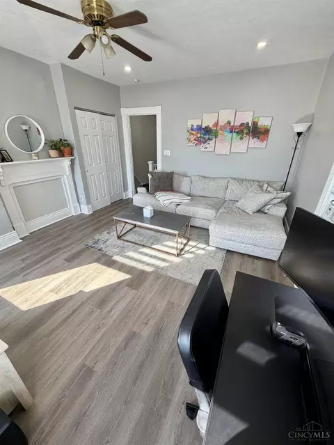 Living - 4368 Eastern Ave, Cincinnati, OH 45226 photo 4 of 5