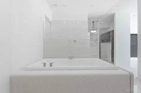 Bath - 404 Baum St, Cincinnati, OH 45202 photo 6 of 9