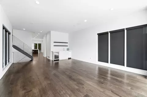 Living - 404 Baum St, Cincinnati, OH 45202 photo 4 of 5