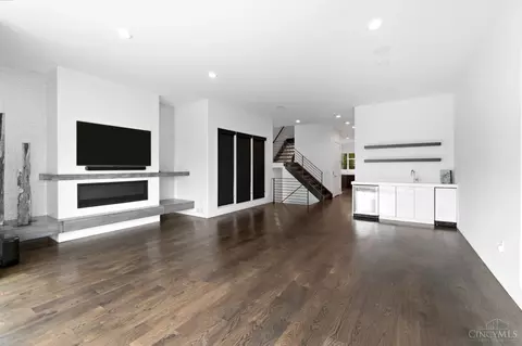 Living - 404 Baum St, Cincinnati, OH 45202 photo 3 of 5