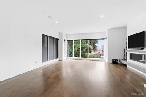 Living - 404 Baum St, Cincinnati, OH 45202 photo 1 of 5