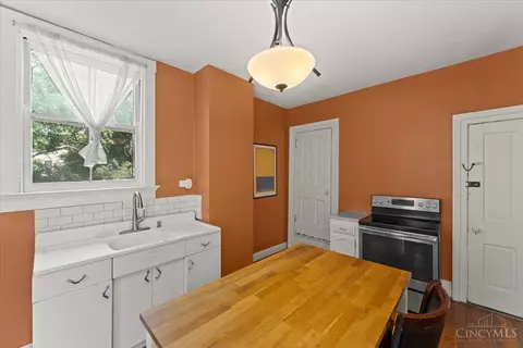 Kitchen - 620 Riddle Rd, Cincinnati, OH 45220 photo 4 of 8